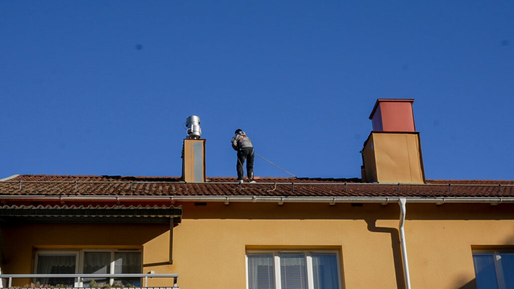 Taktvättare på tak i Uppsala