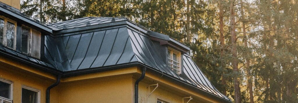 Plåttak Uppsala som efter taktvätt